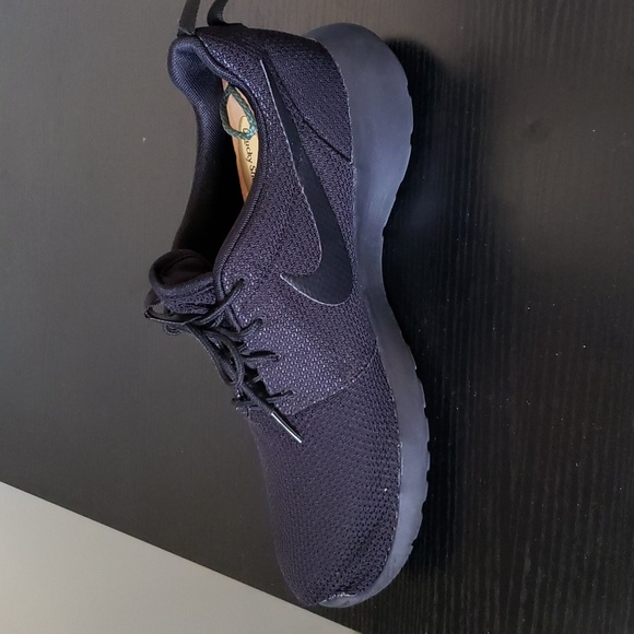 Nike Roshe men's sz.9 Pre-owned.   Black knit.  Hole left foot last picture - Picture 7 of 11